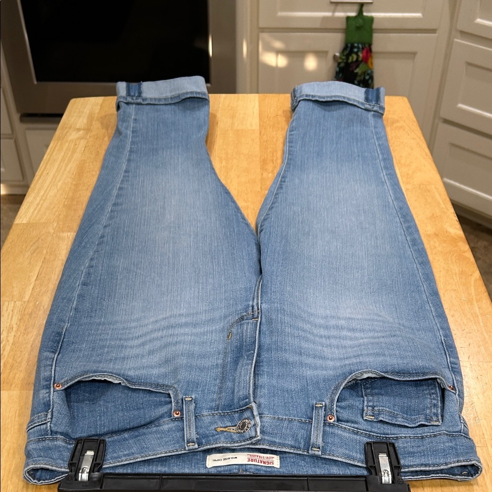 Signature women size 10 Relaxed Fit Jeans in Light Blue mid rise capri.